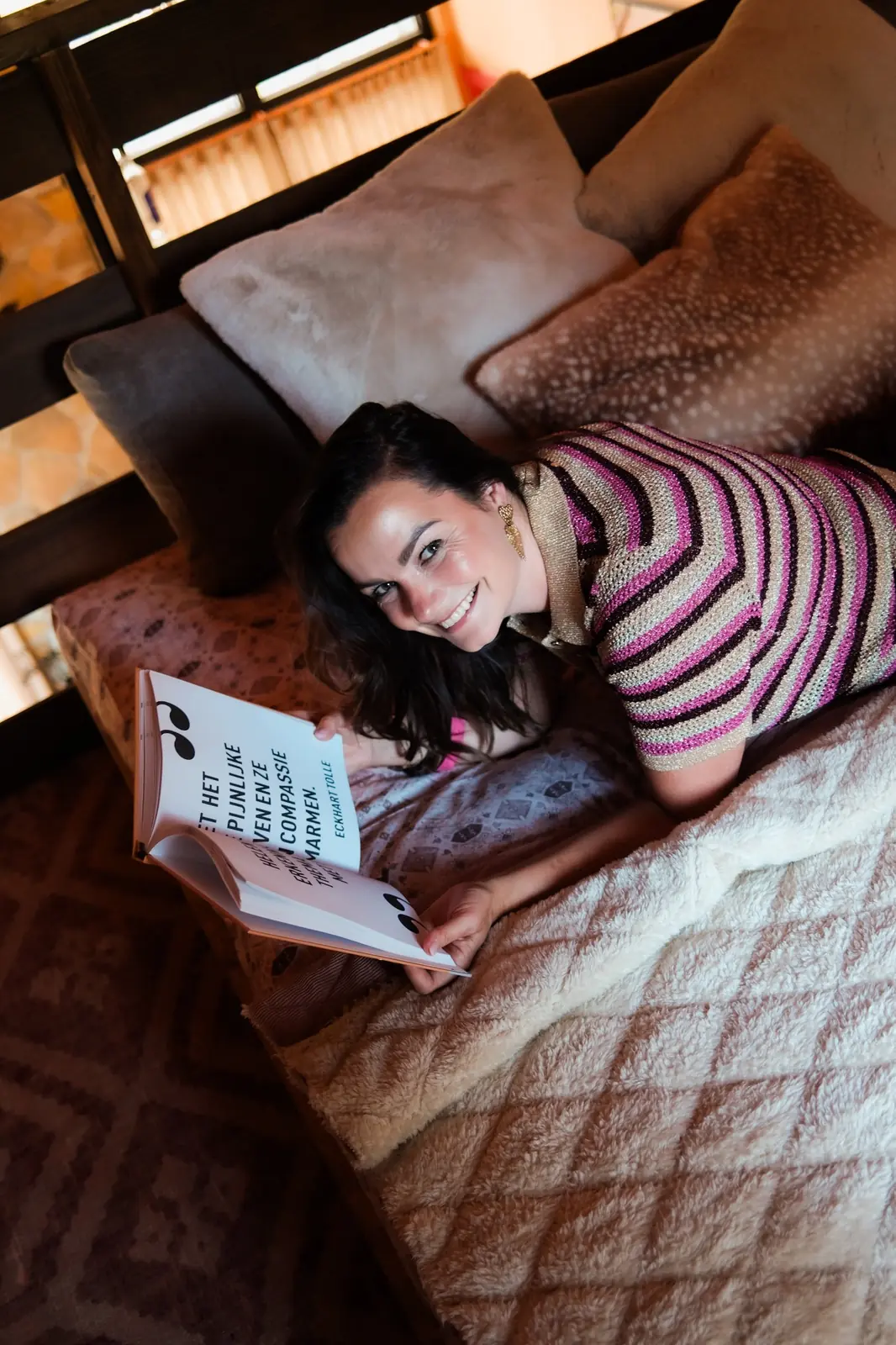 Marissa van Social Impressed werkt aan een social media strategie met een marketingboek